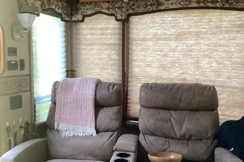 Beautiful Cameo 5th Wheel