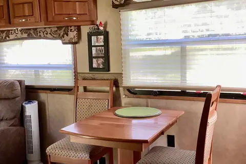 Beautiful Cameo 5th Wheel