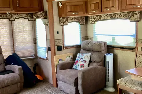 Beautiful Cameo 5th Wheel