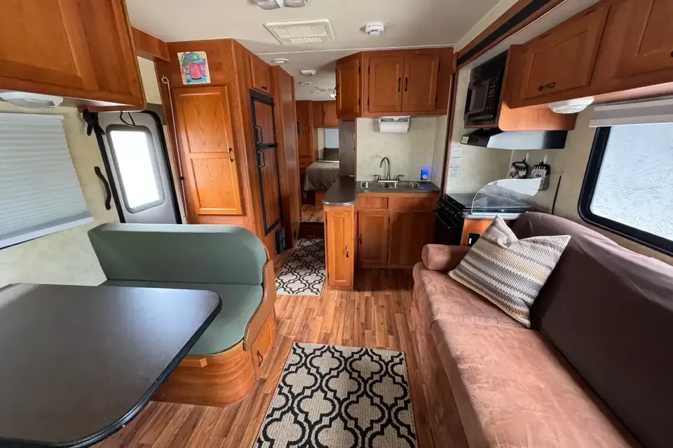 Coachmen Freelander Class C | Clean & Roomy Family RV