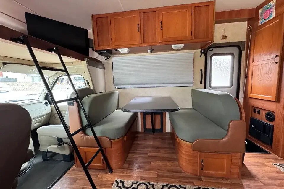 Coachmen Freelander Class C | Clean & Roomy Family RV