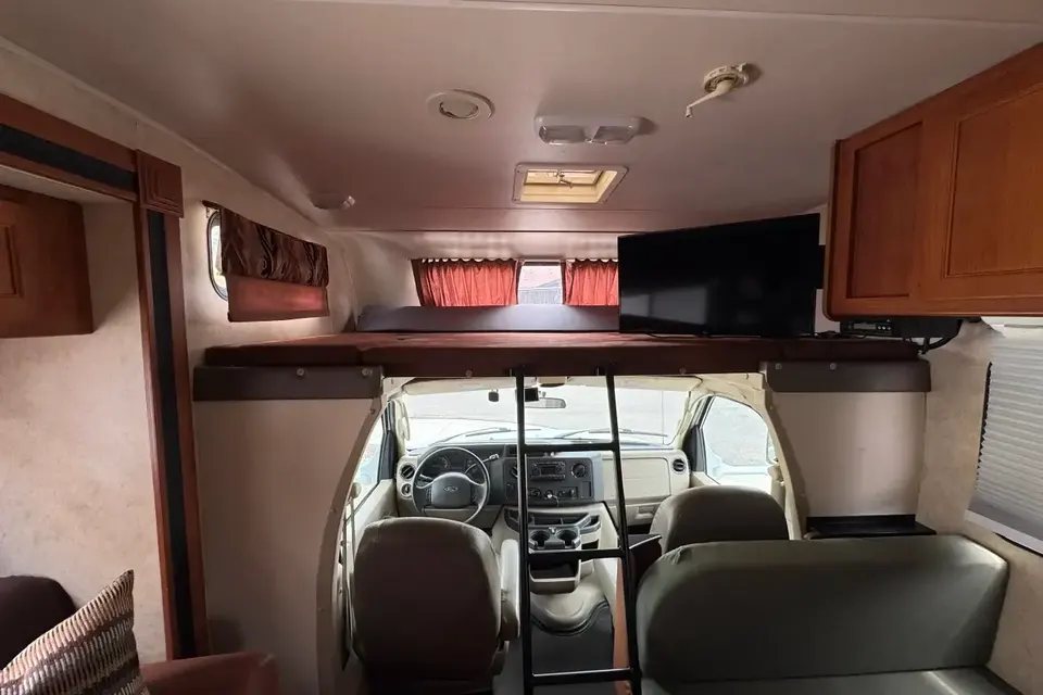 Coachmen Freelander Class C | Clean & Roomy Family RV