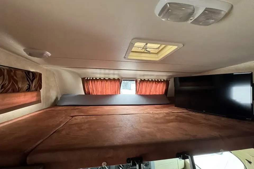 Coachmen Freelander Class C | Clean & Roomy Family RV
