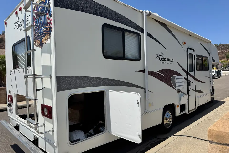 Coachmen Freelander Class C | Clean & Roomy Family RV