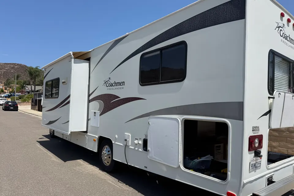 Coachmen Freelander Class C | Clean & Roomy Family RV