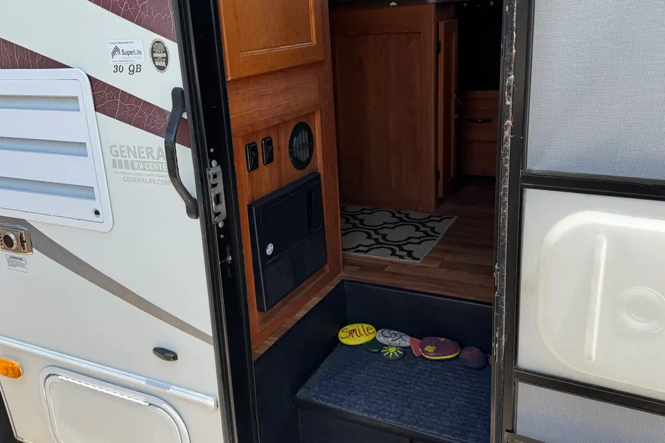 Coachmen Freelander Class C | Clean & Roomy Family RV