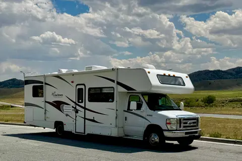 Coachmen Freelander Class C | Clean & Roomy Family RV