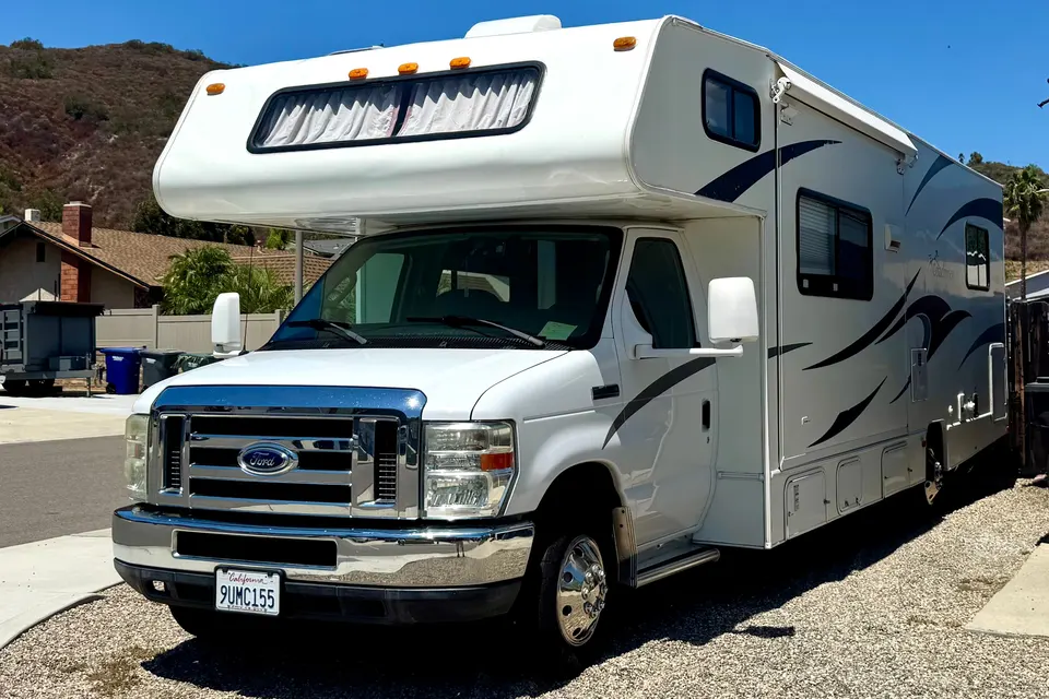 Coachmen Freelander Class C | Clean & Roomy Family RV