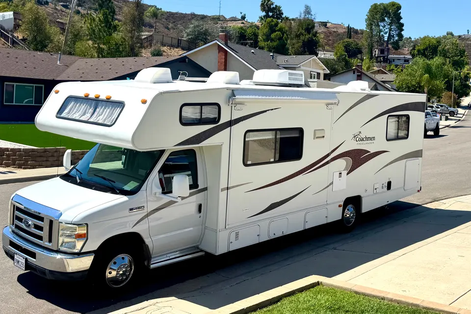 Coachmen Freelander Class C | Clean & Roomy Family RV
