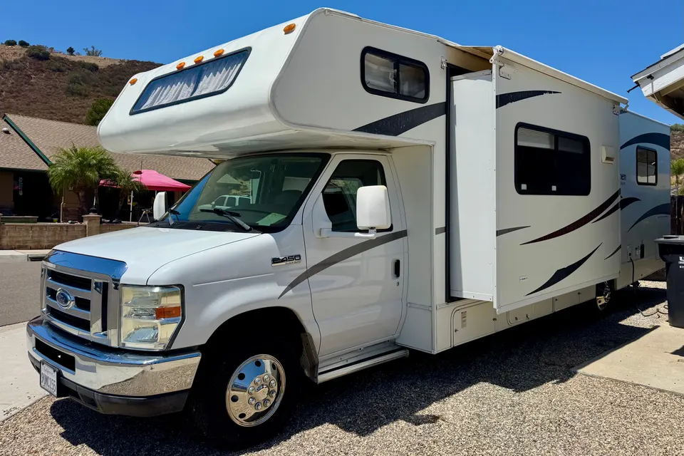 Coachmen Freelander Class C | Clean & Roomy Family RV