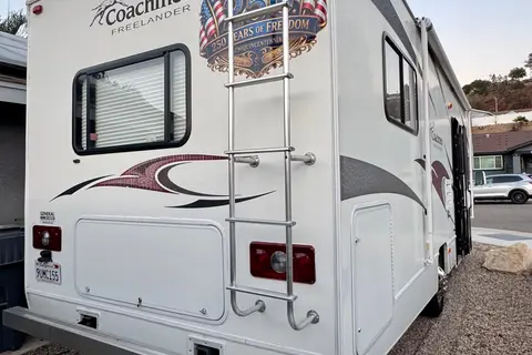 Coachmen Freelander Class C | Clean & Roomy Family RV