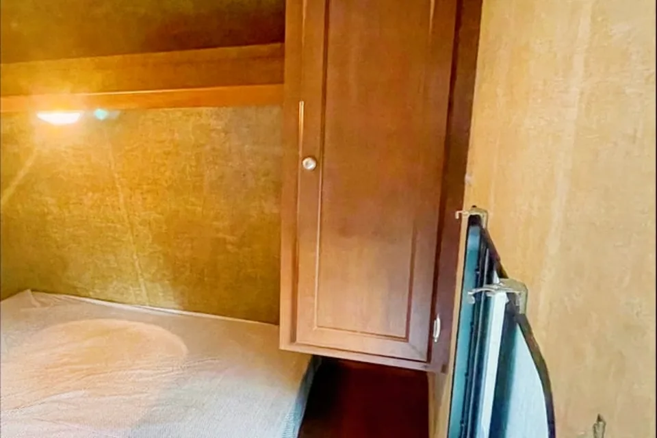 Sam 's Prowler Lynx Travel Trailer