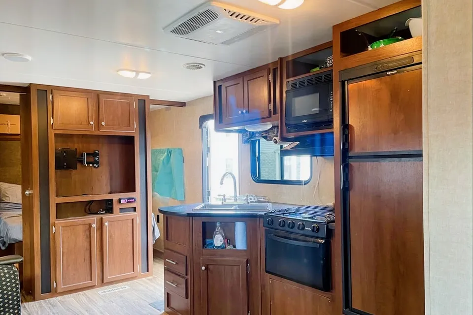 Sam 's Prowler Lynx Travel Trailer