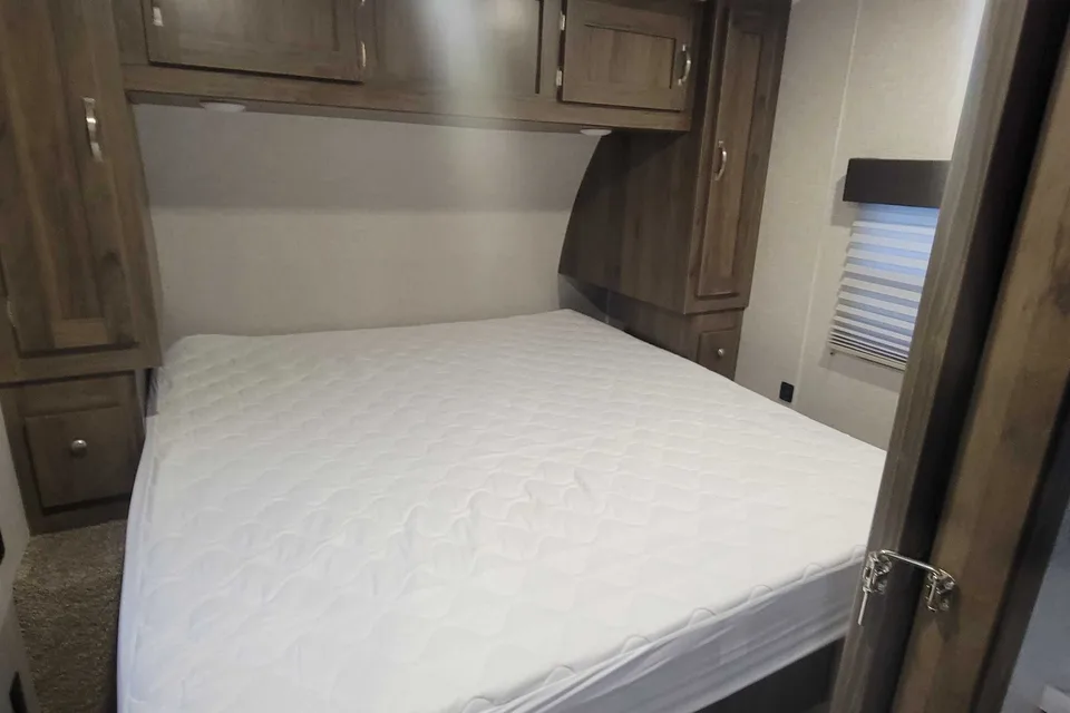 2021 Spacious East to West 26RB king bed,Great for couples or sm. families