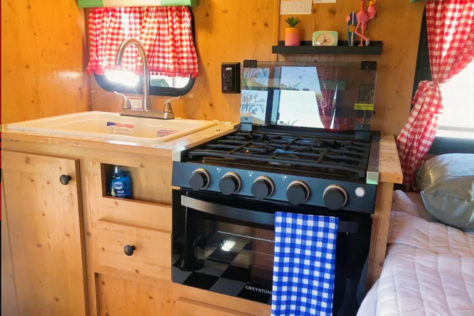 Retro style 4 person 2022 sunlite w/ bikes included