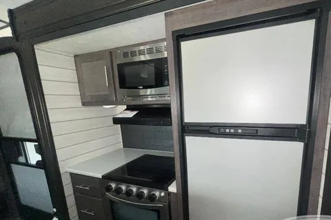 Big Boy Toys & RV Rentals, LLC Crossroads Sunset Trail 331BH Travel Trailer