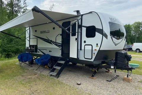 Gaetan Flagstaff 25FKS Roulotte