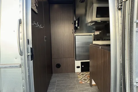 Twyla the Twinky | 2021 Airstream Caravel 22FB