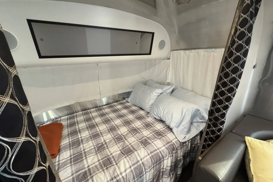 Twyla the Twinky | 2021 Airstream Caravel 22FB