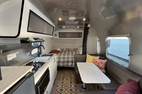 Twyla the Twinky | 2021 Airstream Caravel 22FB