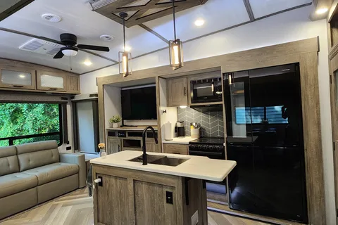 HUGE Luxury 5th Wheel Bunkhouse with Office