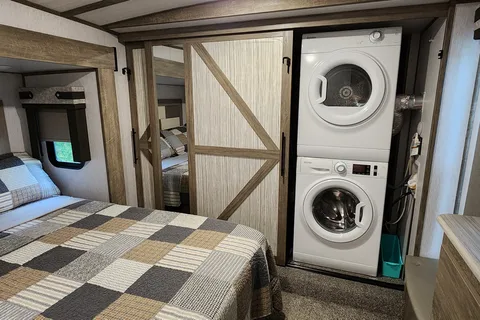 HUGE Luxury 5th Wheel Bunkhouse with Office