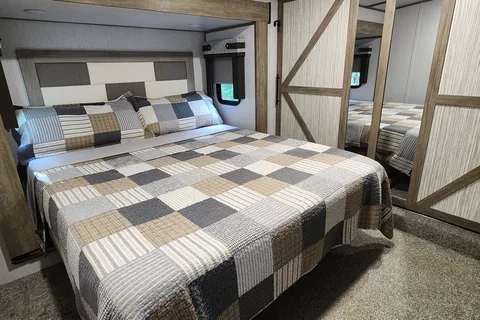 HUGE Luxury 5th Wheel Bunkhouse with Office
