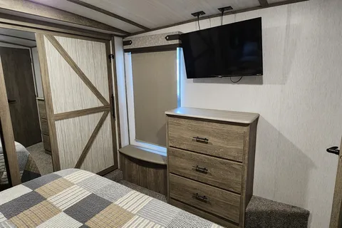 HUGE Luxury 5th Wheel Bunkhouse with Office