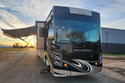 41ft. Class A Diesel Pusher bunkhouse w/ 02 full baths + washer & dryer
