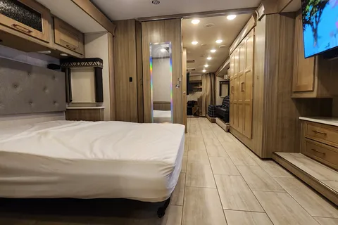 41ft. Class A Diesel Pusher bunkhouse w/ 02 full baths + washer & dryer