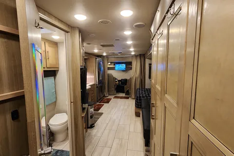41ft. Class A Diesel Pusher bunkhouse w/ 02 full baths + washer & dryer