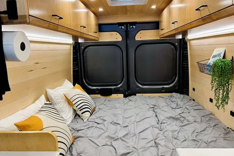 “VANessa” ‘22 fully-stocked, Pet-Friendly Off-Grid compatible campervan, AC, sleeps/seats 2