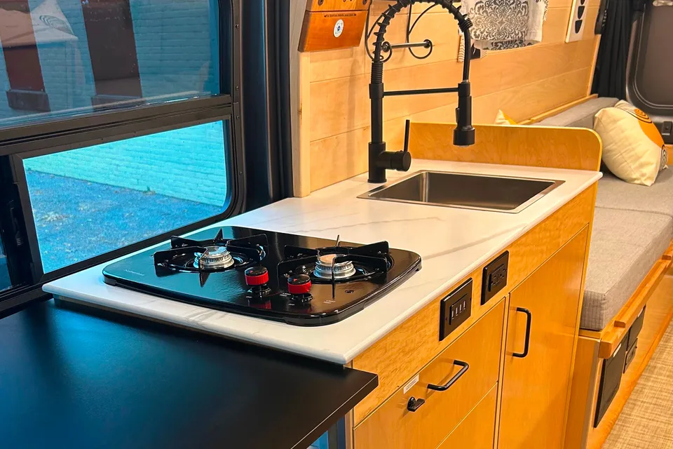 “VANessa” ‘22 fully-stocked, Pet-Friendly Off-Grid compatible campervan, AC, sleeps/seats 2