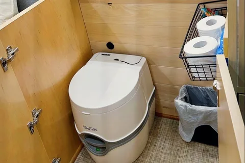 “VANessa” ‘22 fully-stocked, Pet-Friendly Off-Grid compatible campervan, AC, sleeps/seats 2