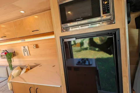“VANessa” ‘22 fully-stocked, Pet-Friendly Off-Grid compatible campervan, AC, sleeps/seats 2