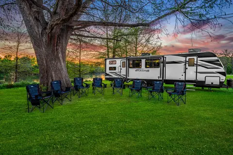The Tumbleweed | Fully-Loaded Bunk House (Sleeps 8)