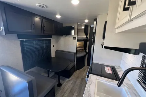 Camper ready Jayco Jay flight 264BHW Travel Trailer