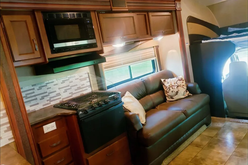 Family Sized Jayco 31 XL Class C - Come for a Tour!