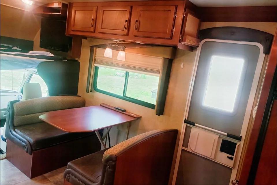Family Sized Jayco 31 XL Class C - Come for a Tour!
