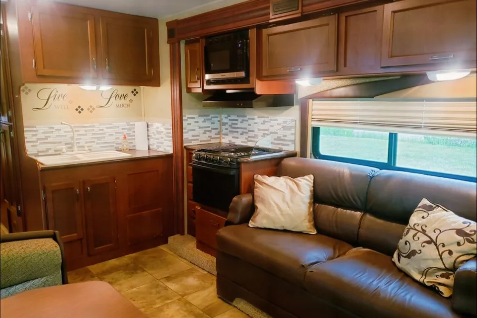 Family Sized Jayco 31 XL Class C - Come for a Tour!