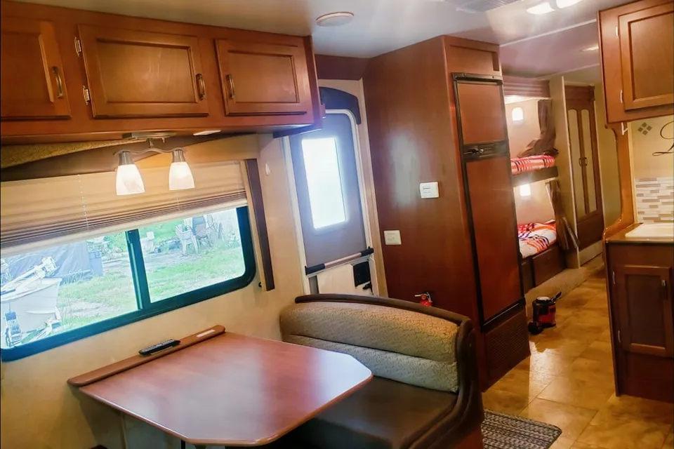 Family Sized Jayco 31 XL Class C - Come for a Tour!