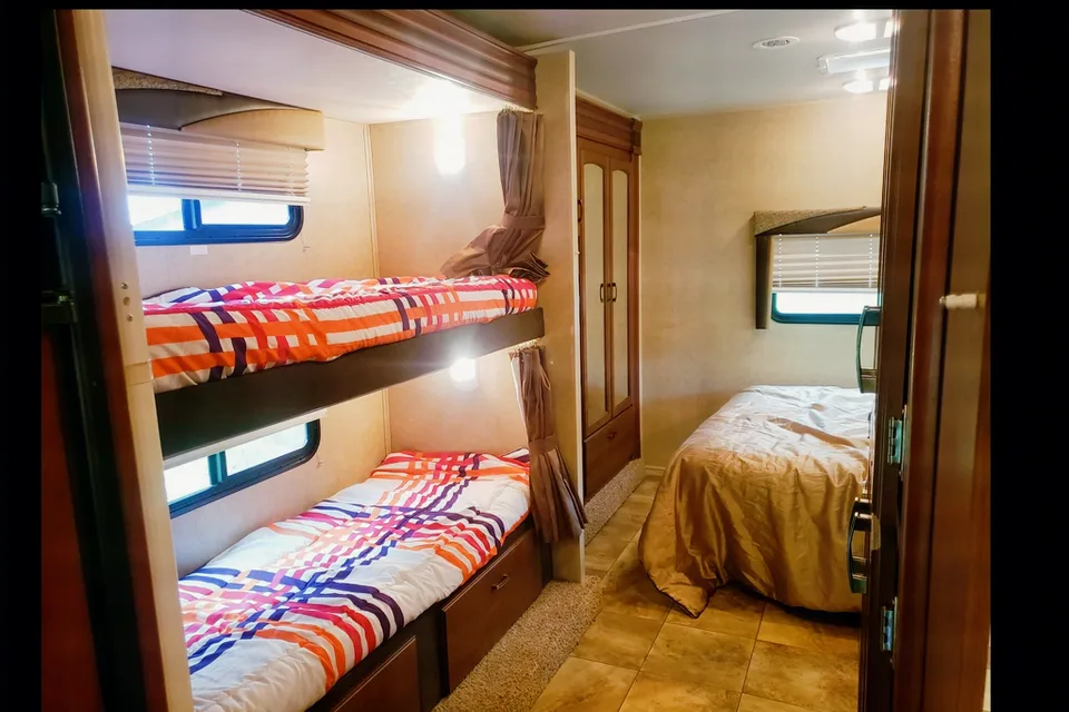 Family Sized Jayco 31 XL Class C - Come for a Tour!