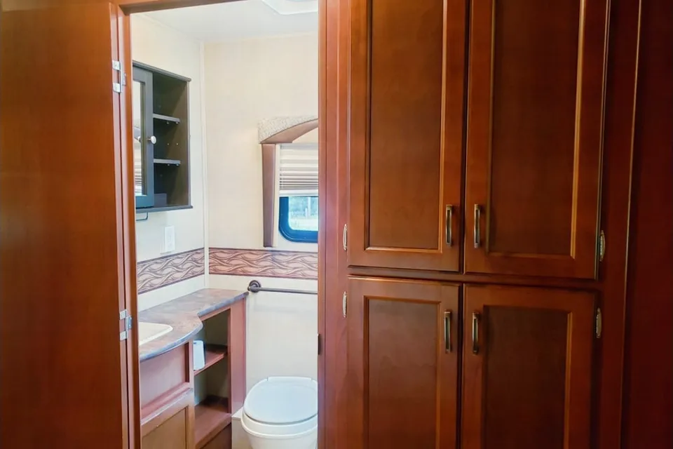 Family Sized Jayco 31 XL Class C - Come for a Tour!