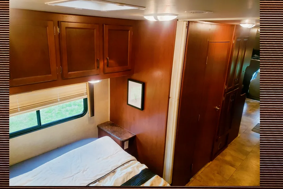 Family Sized Jayco 31 XL Class C - Come for a Tour!
