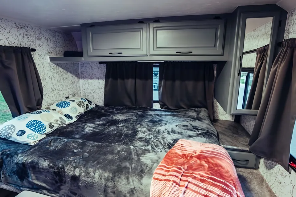 Thor Four Winds 28A (Renovated, Solar + Unlimited Starlink)