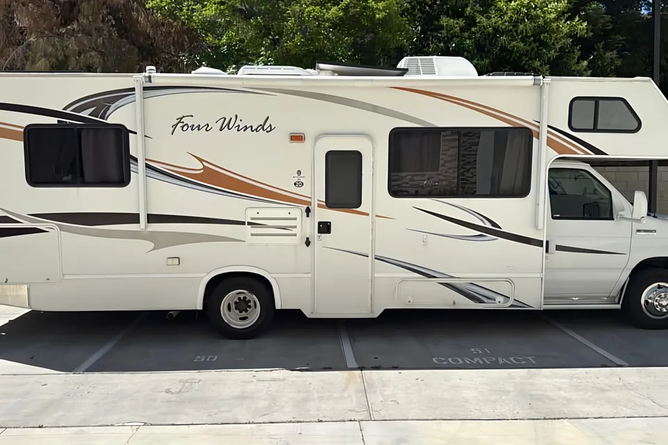 Thor Four Winds 28A (Renovated, Solar + Unlimited Starlink)