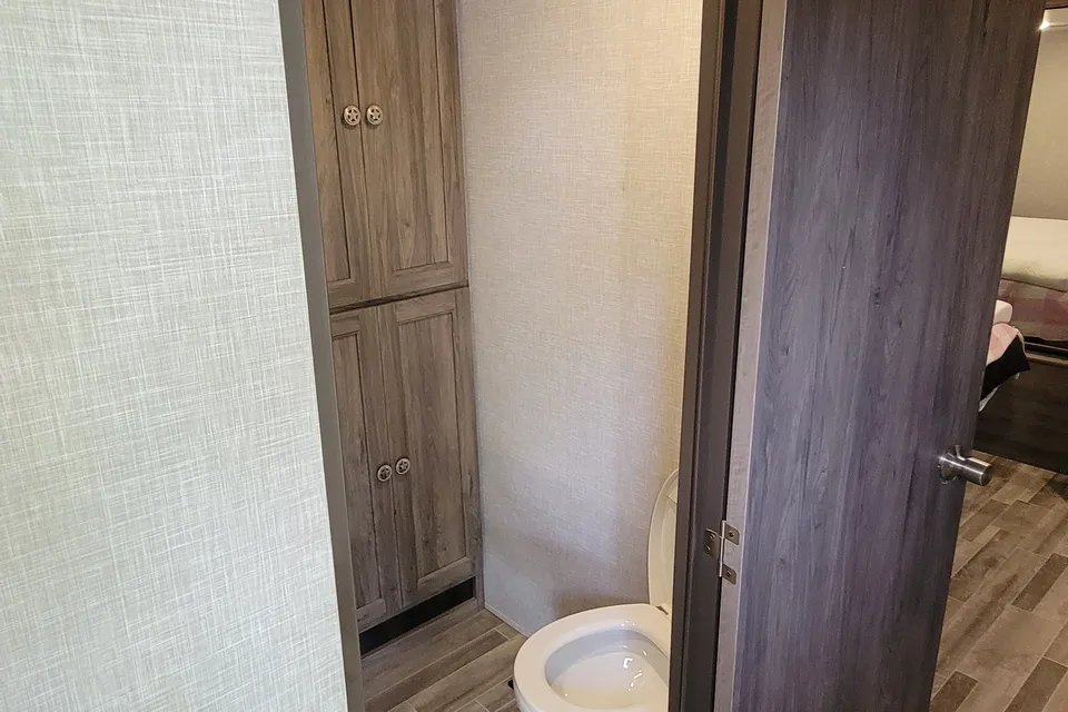 ISLAND SINK, DUEL RECLINERS