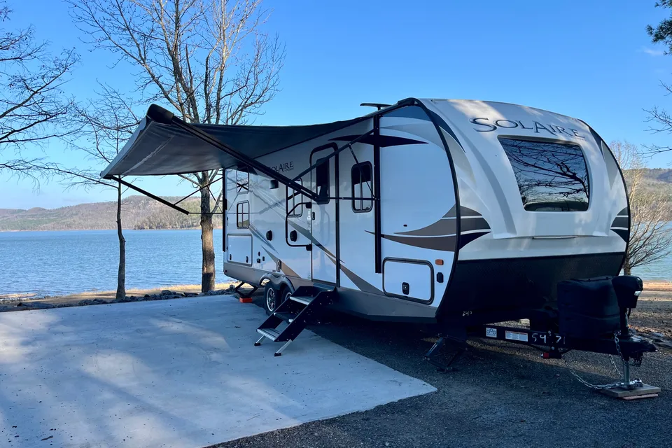 The Wanderer - Palomino SolAire Ultra Lite 240BHS