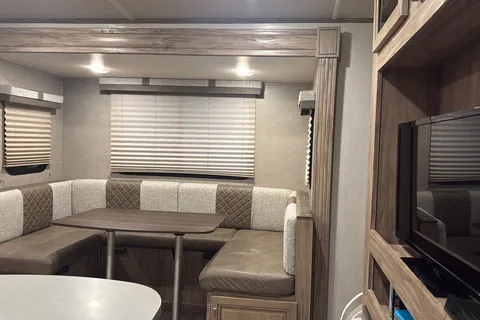 The Wanderer - Palomino SolAire Ultra Lite 240BHS