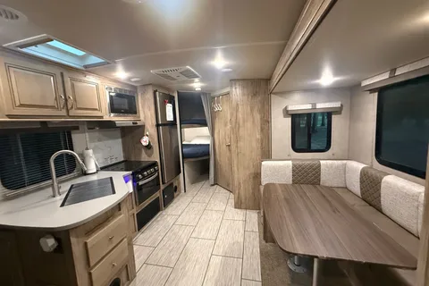 The Wanderer - Palomino SolAire Ultra Lite 240BHS